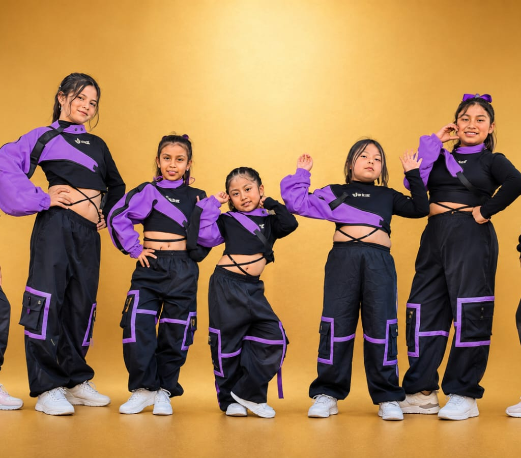 Bailarines con vestuario de estilo urbano sobre fondo dorado