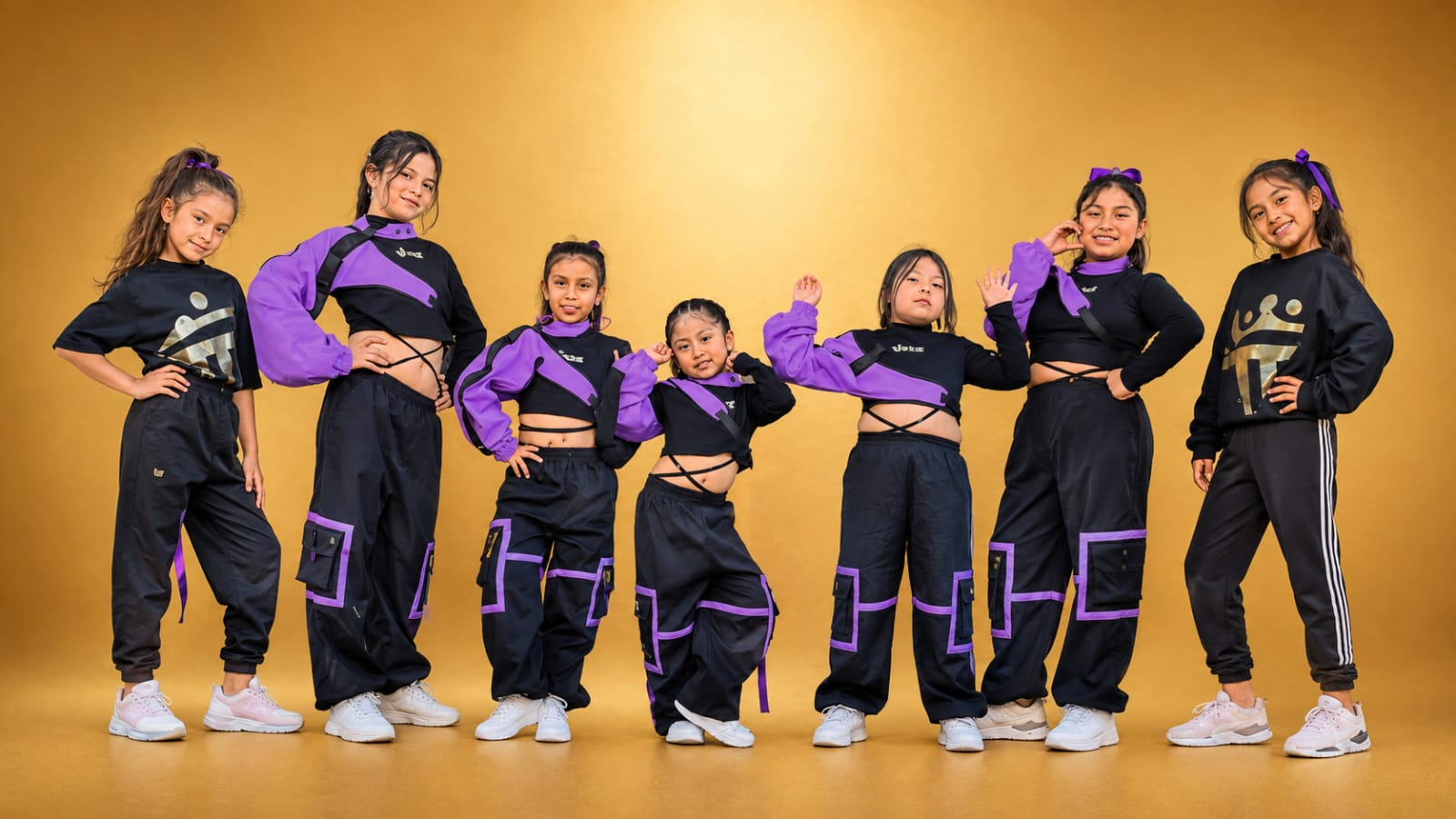 Bailarines con vestuario de estilo urbano sobre fondo dorado